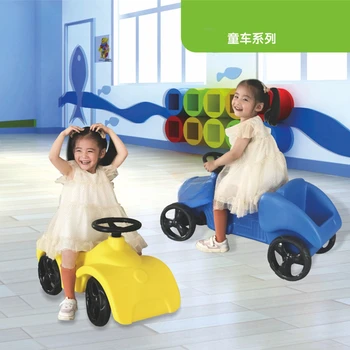 Детская игрушечная машинка, раскачивающаяся на пластиковом ролике детского самоката assist car.