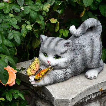 Садовая статуэтка Орнамент Солнечный свет Симпатичная имитация садовых статуэток кошек с бабочками Уличные поделки из смолы украшения животных