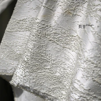 Трехмерная зернистая Жаккардовая текстурированная ткань, креативная трансформация ткани куртки в плиссированную жесткую одежду.